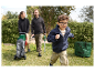 Famille utilisant des outils de jardinage Parkside.