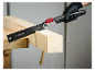 Un homme utilise une scie Parkside pour couper du bois.