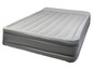 Un matelas pneumatique avec une housse grise.
