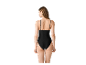 Femme montrant le dos d'un maillot de bain noir.