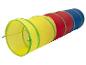 Un tunnel de jeu jaune, rouge et bleu pour enfants.