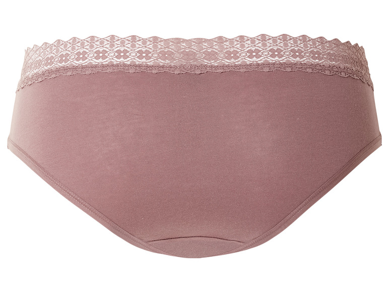 Une culotte rose avec de la dentelle.
