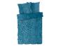 Une parure de lit turquoise avec un motif paisley et des taies d'oreiller assorties.