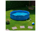 Une piscine bleue Livarno Home avec une pompe dans le jardin.