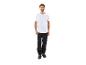 Un homme portant un t-shirt blanc et un pantalon de travail noir.