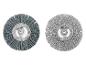 Deux brosses rondes pour le polissage : l'une avec des poils en nylon gris et l'autre avec des poils en acier.