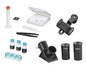 Accessoires de microscope, y compris des objectifs, un support pour smartphone et des préparations.