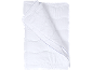 Couette blanche matelassée avec un motif à carreaux subtil et un passepoil bleu.