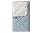 Couverture matelassée bleu ciel et crème, style moderne.