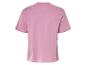 Un t-shirt rose à manches courtes.