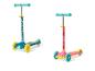 Trottinettes pour enfants à trois roues, une bleue avec des chiots et une rose avec des fruits.