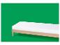 Cadre de lit en bois simple avec matelas blanc sur fond vert.