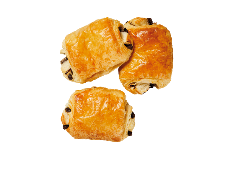 Trois pains au chocolat dorés sur fond noir.