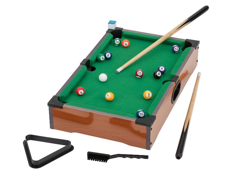 Mini table de billard avec accessoires : queues, boules, triangle et brosse.