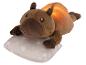 Veilleuse capybara en peluche marron sur un oreiller à pois.
