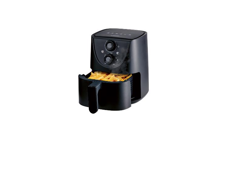 Une friteuse à air noire avec des frites.