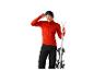 Homme en tenue de ski rouge et lunettes tient des skis.