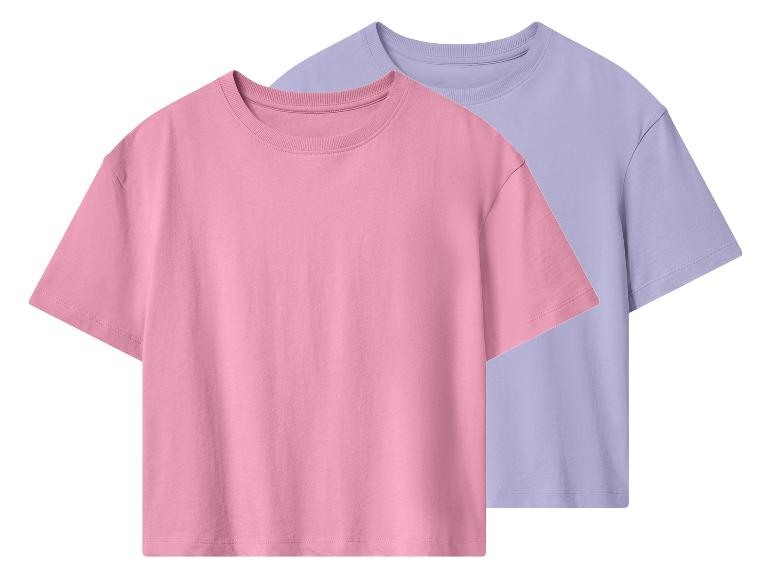 Deux t-shirts unis, un rose et un violet clair, superposés.