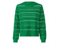 Pull vert en tricot avec des rayures ajourées.