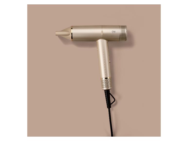 Sèche-cheveux doré avec le logo 'Cien Beauty' sur fond beige.