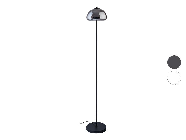 Lampe sur pied noire avec abat-jour en verre foncé.