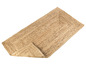 Un tapis en jute tissé.