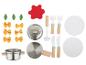 Ensemble de cuisine jouet avec casseroles en métal, pâtes, feuilles, sauce rouge, couverts et assiettes.