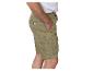 Short cargo beige pour homme avec une poche latérale et une étiquette noire.
