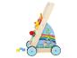 Voiture à roulettes en bois pour enfant avec des jouets et des formes colorées.