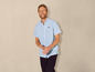 Homme portant une chemise à rayures à manches courtes Lyle & Scott.