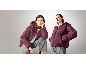 Femme présentant une doudoune pour femme de couleur prune et un pantalon gris dans deux poses.