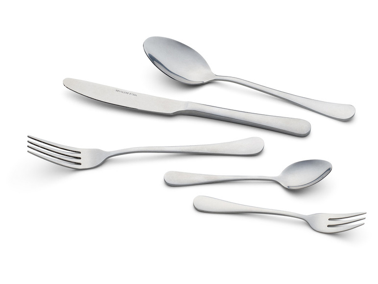 Un couteau, une fourchette et des cuillères en acier inoxydable.