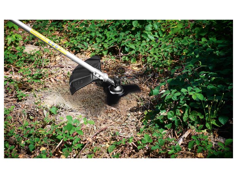 Coupe-bordures sans fil nettoyant les mauvaises herbes et les broussailles dans un jardin.