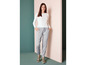 Femme avec un haut blanc et un pantalon de jogging gris