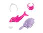 Jouet dauphin rose, brosse coquillage violette, collier rose, et diadème et bague blancs.