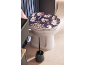 Toilettes avec abattant floral et brosse WC dans une salle de bain moderne.