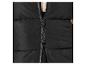 Gros plan d'un gilet matelassé noir avec une fermeture éclair partiellement ouverte, révélant un pull en tricot crème.