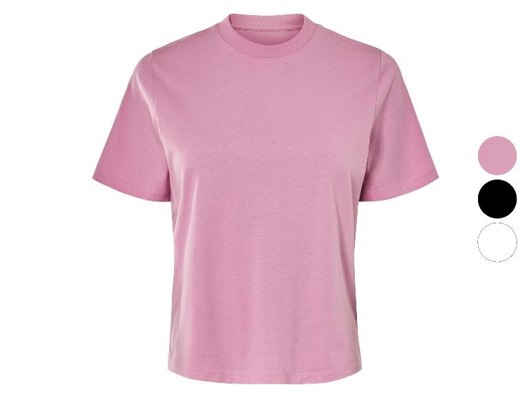 Un t-shirt rose à manches courtes.