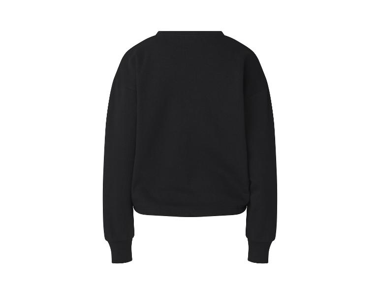 Sweat-shirt noir à manches longues.