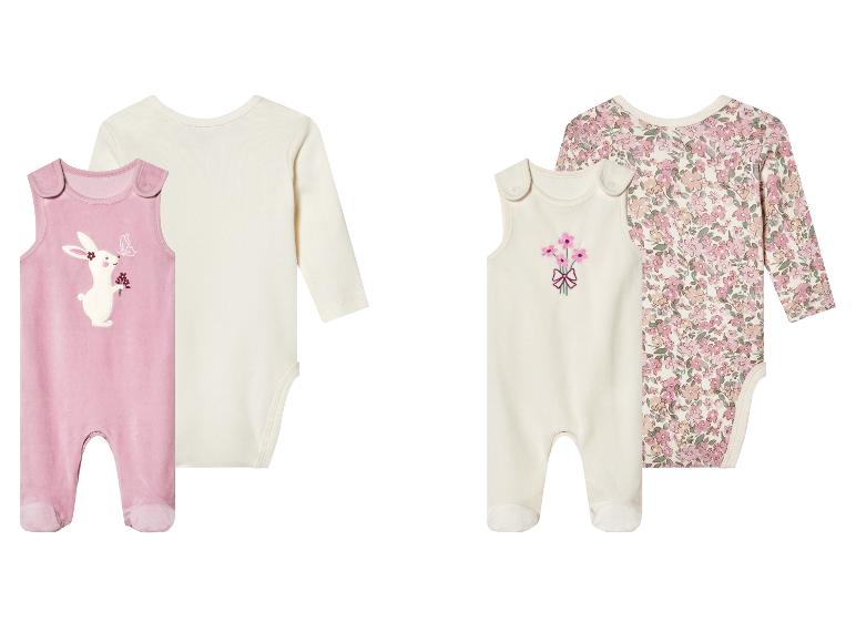 Deux ensembles bébé : grenouillère velours rose à lapin et grenouillère coton fleurie.