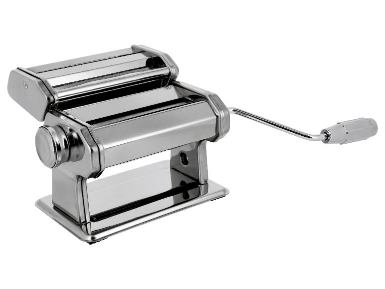 Machine à pâtes manuelle en acier inoxydable avec manivelle sur fond blanc.