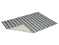 Un tapis rayé gris avec un dos blanc.