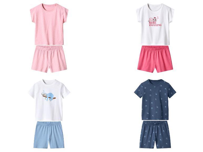 Quatre ensembles de pyjamas courts pour enfants : rose à pois, blanc avec paresseux 'More Snoozing', blanc avec paresseux bleu et bleu à imprimé bateau.