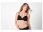 Femme en soutien-gorge et culotte noirs.