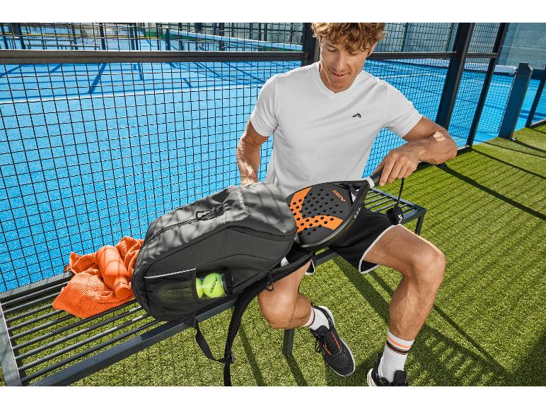Homme sur un court de padel avec sac à dos, raquette de padel, balle et bouteille d'eau.