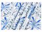 Tissu blanc à motif de feuilles bleues et d'oiseaux tropicaux, avec des plis.