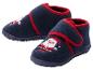 Des chaussons bleus pour enfants avec un motif de Père Noël.