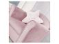 Fauteuil en velours rose avec un coussin en forme d'étoile