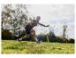 Un homme joue au badminton en plein air.
