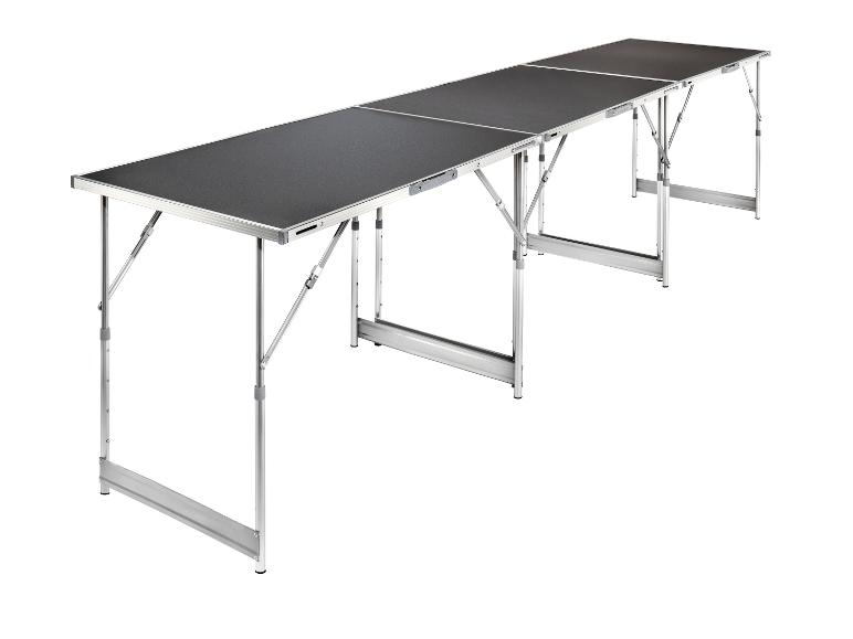 Longue table de camping pliable avec plateau noir et pieds en aluminium.